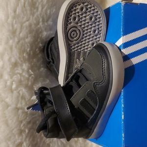 Baby Adidas 5K Hight top sneakers. Super cute girl or boy ! Army green